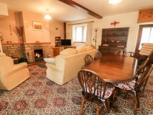 塞特尔Poppy Cottage的客厅配有桌子和壁炉
