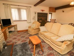 塞特尔Poppy Cottage的客厅配有沙发和两把椅子