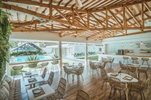 邦劳Ultra Mint Dive Resort的餐厅设有木制天花板和桌椅