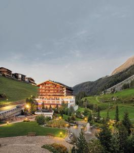 图克斯阿尔卑斯霍夫酒店的坐落在一个河流和山脉的山谷中的酒店