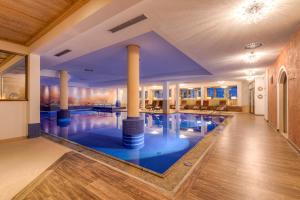 图克斯阿尔卑斯霍夫酒店的一座建筑中间带柱子的大型游泳池