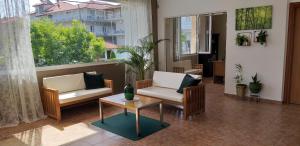 乐托卡亚Hotel Akti的客厅配有两把椅子和一张桌子