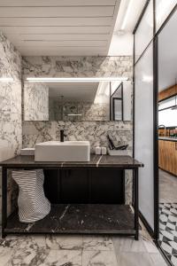 桑特费柳德吉克索尔斯Casa Creu Mar的一间带水槽和镜子的浴室