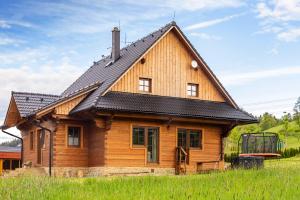 诺维赫罗泽科夫Chata Hrozenka WELLNESS的黑色屋顶的木屋