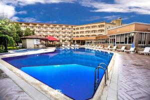 阿瓦诺斯SIGNATURE GARDEN AVANOS Hotel & SPA的酒店前的游泳池
