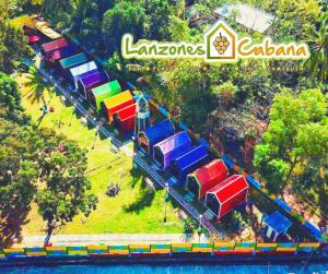 曼巴豪Lanzones Cabana的轨道上五颜六色的列车的头顶景观