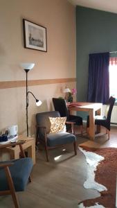 Kockengen哈泽维尔德农场乡村别墅的客厅配有椅子、桌子和台灯