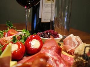 布兰德福德福鲁姆The Charlton Inn的一张桌子,上面放着一盘食物和一瓶葡萄酒