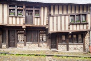 迪南L'Auberge du Coignet的一座古老的建筑,设有木门和窗户