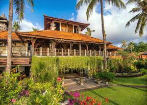 罗威那努格拉罗维纳海景假日温泉酒店的一座带花园和棕榈树的房子