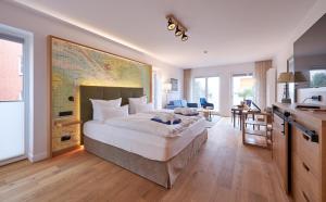 博尔库姆四季岛屿酒店的卧室配有一张大床,墙上有一张大地图
