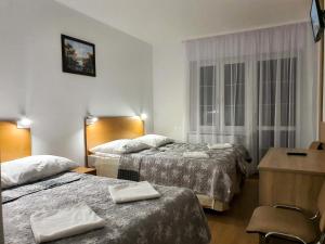 达布基阿斯托利亚酒店的酒店客房配有两张床和一张书桌