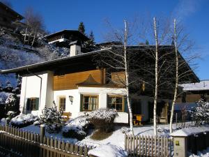 基茨比厄尔Haus Staudach 1 by Apartment Managers的雪中带围栏的房子