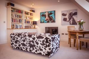 圣伦纳兹Artist's Loft - stylish 1-bed just 5 mins stroll from the beach的客厅配有沙发和桌子