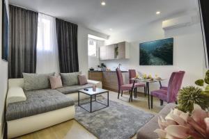 普拉D&A Central Luxury Apartments with FREE Parking的客厅配有沙发和桌子