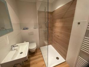 霍尔茨明登Fewo Weser的带淋浴、盥洗盆和卫生间的浴室