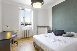 巴约讷Large apartment on Bayonne city-center - Welkeys的卧室配有一张白色大床和一张书桌