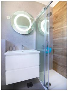 普利莫顿Apartment Jerko 2的一间带水槽和玻璃淋浴的浴室