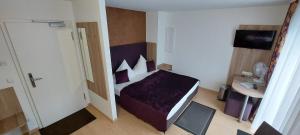 德累斯顿Appartements am Schillergarten的卧室,卧室配有一张床,卧室位于带门的房间