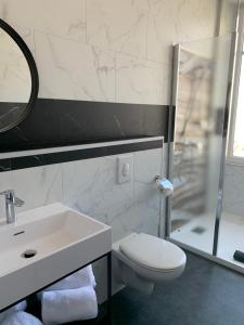 唐莱沃斯热La Maison Bleue « La Charade »的浴室配有卫生间、盥洗盆和淋浴。