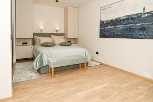 普莱曼图拉Fra&Kat Rooms的卧室配有一张床,墙上挂有绘画作品