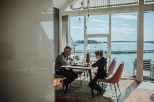 SteinslandPanorama Rorbusuiter的两个人坐在一张桌子上玩象棋