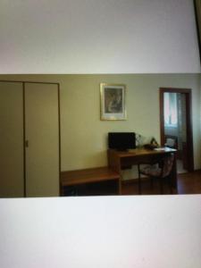 卡奥莱多吉别墅酒店的一间配备有一张书桌的房间,电脑在里面