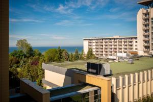 科沃布热格ARKA Apartament Deluxe 503 z widokiem na morze的从建筑物屋顶上可欣赏到风景