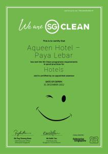 新加坡Aqueen Hotel Paya Lebar的绿色的传单,面带微笑