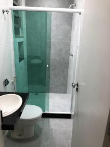 里约热内卢Lindo apartamento em Copacabana的一间带卫生间和玻璃淋浴间的浴室