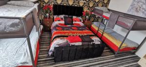 布莱克浦BUKHARI Hotel的一间卧室配有两张双层床。