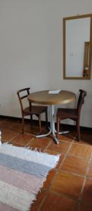 圣弗朗西斯科泽维尔石头角落酒店的桌子和两把椅子、桌子和镜子