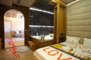 都拉斯Vila One Beach Hotel的一间卧室配有一张床,浴室设有水槽