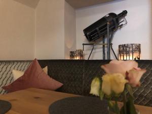 塞费尔德附近赖特赫斯臣宾馆的墙上的摄像头,有桌子和花