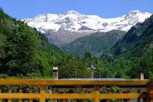 格雷索圣尚Hotel Villa Tedaldi的享有带雪盖山脉的山景
