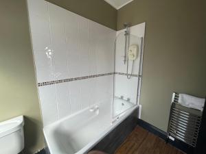 利兹兰斯酒店的带浴缸和卫生间的浴室。
