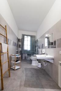 马尔萨拉Il Glicine的一间带卫生间和水槽的浴室