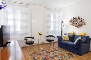 威尼斯Appartamento Piera Rossa info at yourhomefromhomeinvenice-venicerentalapartments dot it的客厅配有蓝色的沙发和椅子