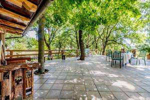 内皮Country House di Campo Stivaletto Nepi的庭院配有桌椅和树木