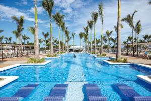 科克Riu Palace Costa Rica - All Inclusive的度假村内棕榈树游泳池