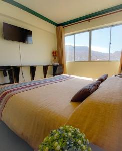 拉巴斯萨迦纳迦酒店的一间卧室设有一张大床和大窗户