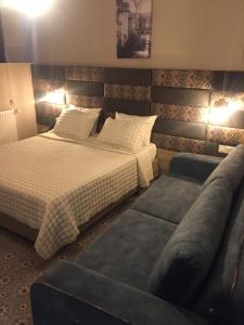 埃迪尔内ACR PALAS的一间卧室配有两张床和一张沙发。