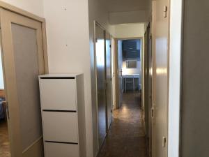 维勒班Chambre Privée en Colocation Villeurbanne Métro Bonnevay的走廊通往带走廊长度的走廊