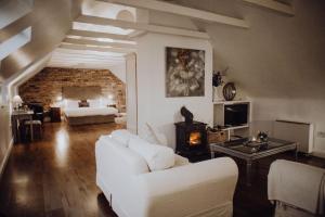 特拉利Courtyard Cottages的客厅配有白色沙发和壁炉