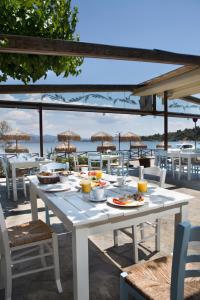 哈尔基斯阿尔迈拉马尔酒店的沙滩上带食物的白色桌子