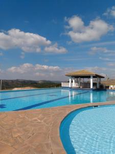 塞拉内格拉Molise Hotel Fazenda的一个带凉亭的大型游泳池
