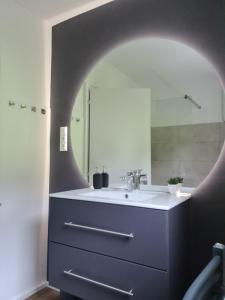 Batschunssünnala的一间带水槽和镜子的浴室