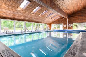 伯恩科德角品质酒店的一座带木制天花板的别墅内的游泳池
