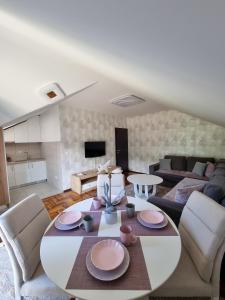 索科矿泉村AS Delux Apartmani的客厅配有桌子和沙发