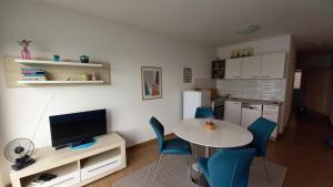 拉茨斯切Marula Apartment的一间厨房,内设一张桌子和蓝色的椅子